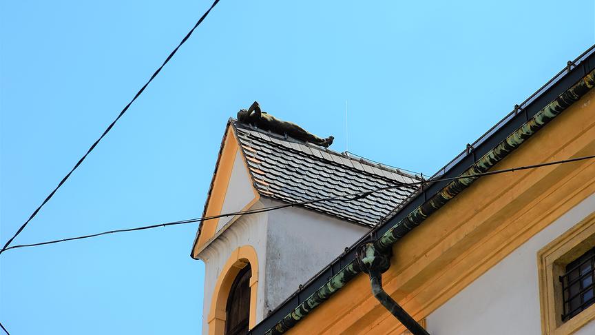Hier ruht er, der Ritter auf dem Dach des Zeughauses.