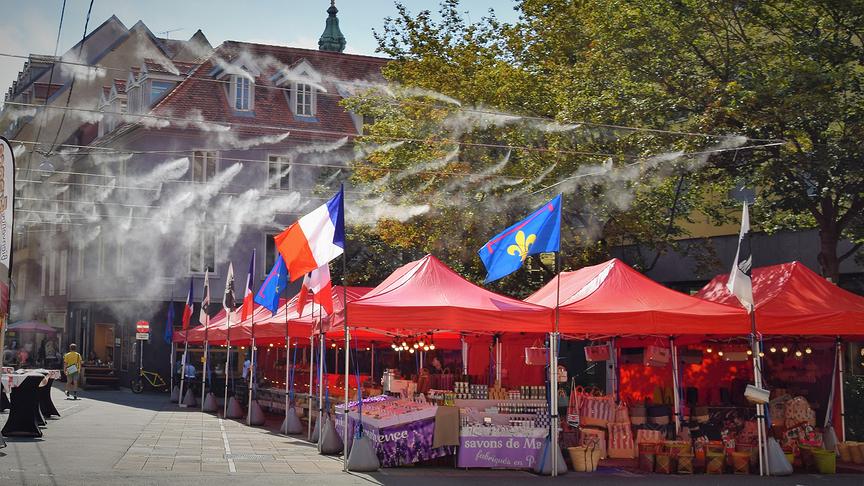 Der Tummelplatz überrascht seine Besucher mit einer kleinen Abkühlung von oben.