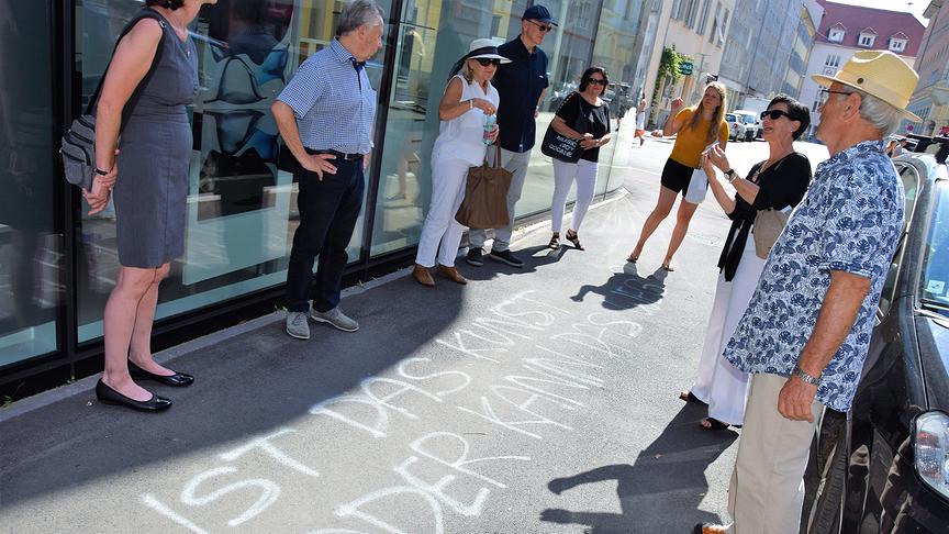 Ist das Kunst, oder kann das weg? – steht auf dem Boden.