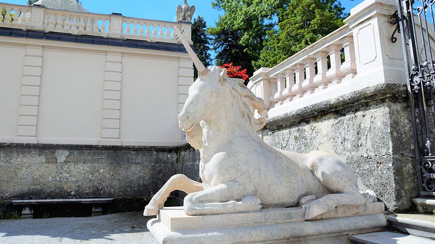 Das Einhorn ist ein mythisches Fabelwesen, zumeist ein weißes Pferd, aus dessen Stirne mittig ein einziges, starkes Horn senkrecht hervorragt. Dieses Horn wird als heilkräftig beschrieben. Das Einhorn gilt als das edelste aller Fabeltiere und steht als Symbol für das Gute. 