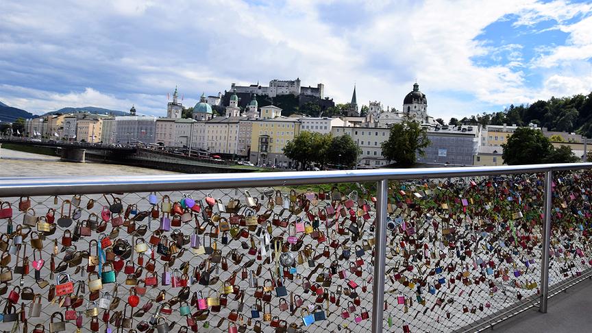 Auf der Makartbrücke.