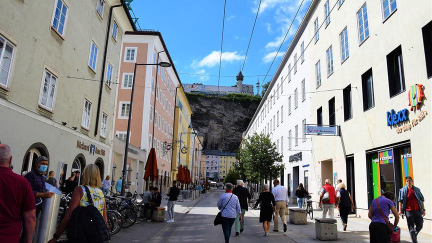 Getreidegasse mit Blick auf die Festung Hohensalzburg.