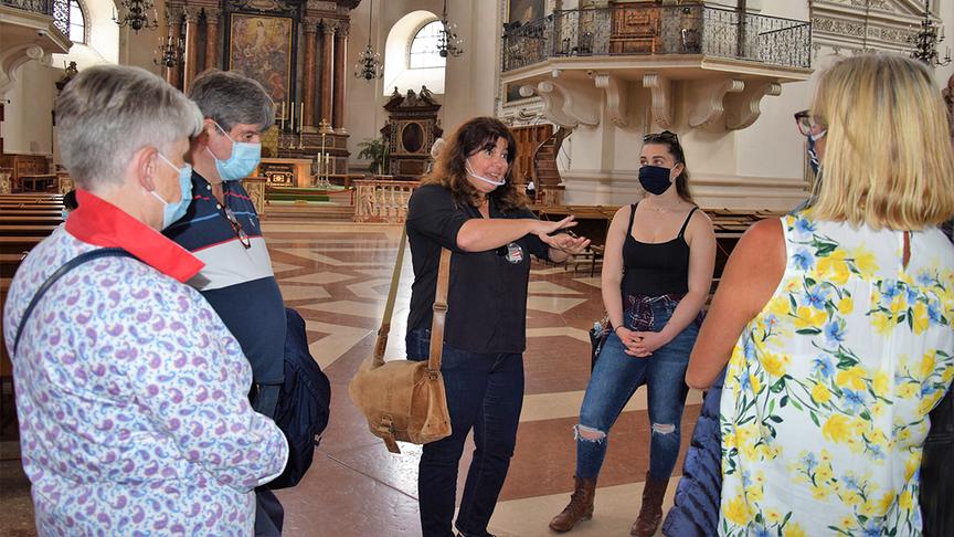 Frau Mag. Kohlschütter erzählt über die Geschichte des Doms.