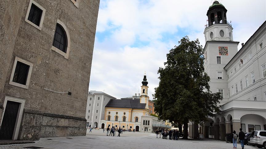 Der Residenzplatz in der Altstadt von Salzburg .