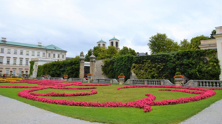 Auf dem Weg durch den Mirabellgarten zur Orangerie.