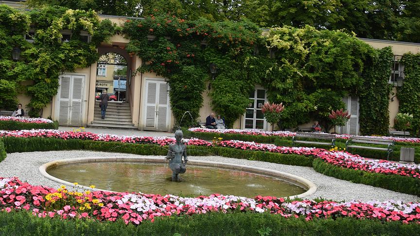 Der Papagenabrunnen ist ein Brunnen im Garten der Orangerie im Mirabellgarten.