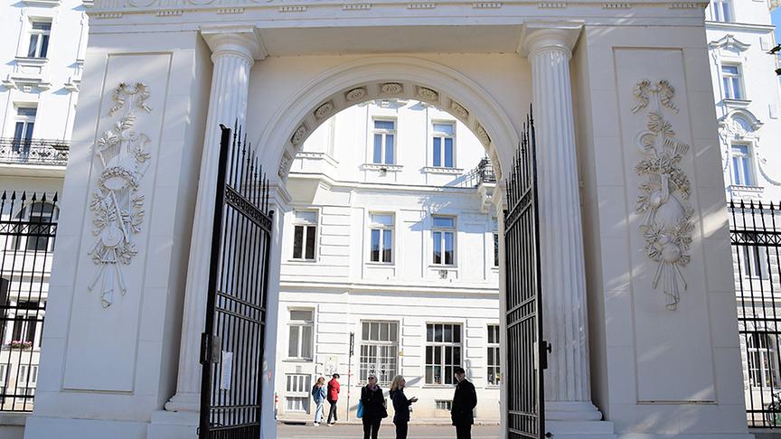 © ORF extra/ Heidi Simbürger Und weiter geht’s abwärts in Richtung Palais Liechtenstein in die Fürstengasse. Fürst Johann Adam Andreas von Liechtenstein erwarb 1687 einen Garten mit angrenzenden Wiesen des Grafen Weikhard von Uersperg in der Rossau. Er ließ im südlichen Teil des Grundstücks ein Palais errichten und gründete im Norden eine Brauerei, sowie eine Grundherrschaft, aus der sich die Vorstadt Lichtental entwickelte.
