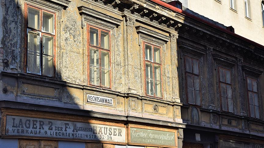 © ORF extra/ Heidi Simbürger Wenn sie weiter entlang der Liechtensteingasse wandern, taucht plötzlich das alte Haus knapp neben der Straße auf. Dieses erhaltene Relikt ,das offensichtlich unversehrt 2 Kriege überstanden hat, gibt uns einen Einblick in die alte Bauweise und der damaligen Anordnung der Häuser im Servitenviertel.