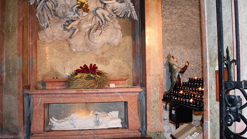 © ORF extra/ Heidi Simbürger Besuch in der Sevitenkirche aus dem 17.Jahrhundert: Der Altar ist zugleich das Grabmal des Fürsten Octavio Piccolomini, Widersacher Wallensteins im Dreißigjährigen Krieg.