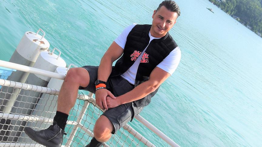 Andreas Gabalier stellt sich bestens gelaunt den Fotografen.