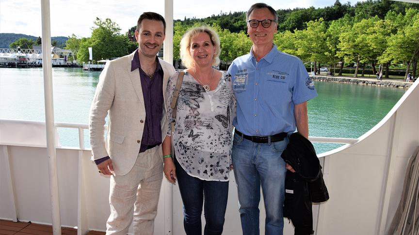 Josh mit unseren Gewinnern Frau Helga Pucher und Johannes Knapp.