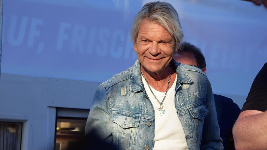 Matthias Reim auf dem Weg zu Bühne.