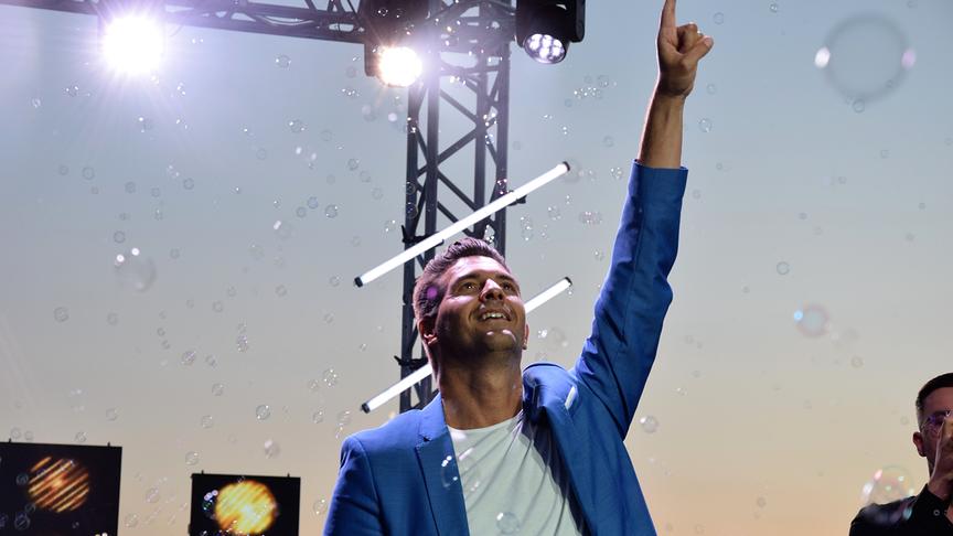 "Nein er moderiert nicht…Er wird singen..Zu sehen und hören dann am 24.07. im ORF..als Sänger, Norbert Oberhauser!"