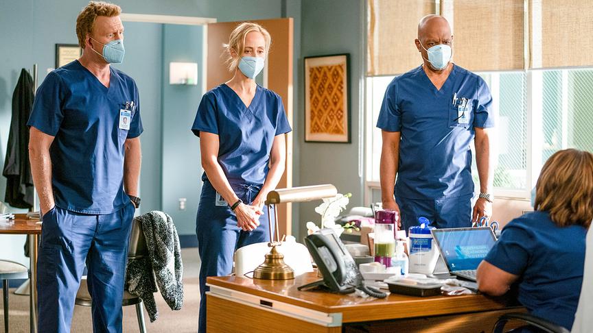 © ORF/Disney/ABC/Ali Goldstein Im Bild (v.li.): Kevin McKidd (Dr. Owen Hunt), Kim Raver (Dr. Teddy Altman), James Pickens Jr. (Dr. Richard Webber).