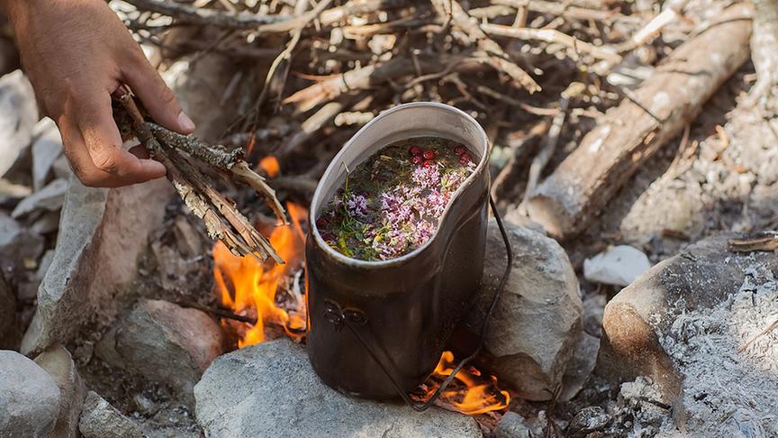 © Colourbox Teezubereitung am Lagerfeuer.