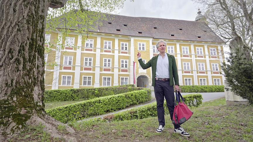 © ORF/Interspot Im Bild: Johann Philipp Spiegelfeld vor dem Schloss Stainz.