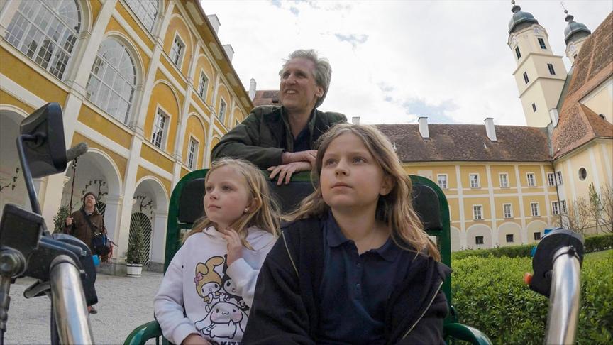 © ORF/Interspot Im Bild: Johann-Philipp Spiegelfeld mit Franziska Meran, Fillipa Meran.