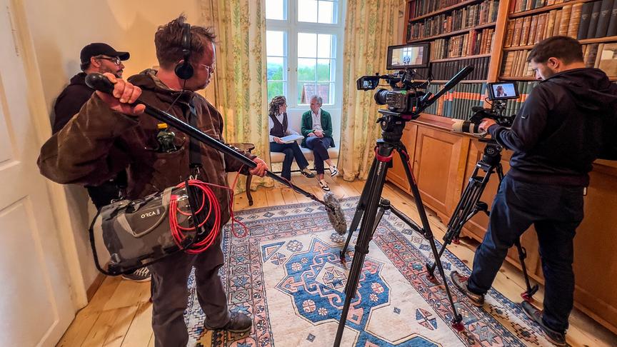 © ORF/Interspot/Philip Pürcher, Carlo Hofmann Im Bild: Johann-Philipp Spiegelfeld mit Schlossbesitzer Franz Meran.