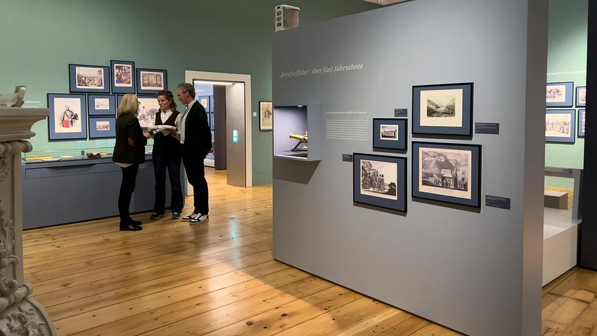 © ORF/Interspot/Philip Pürcher, Carlo Hofmann Im Bild: Johann-Philipp Spiegelfeld mit Schlossbesitzerin Angelika Meran und Schloss – & Museumsleiterin Barbara Müller.