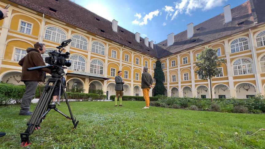 © ORF/Interspot/Philip Pürcher, Carlo Hofmann Im Bild: Johann-Philipp Spiegelfeld mit Schlossbesitzer Franz Meran.