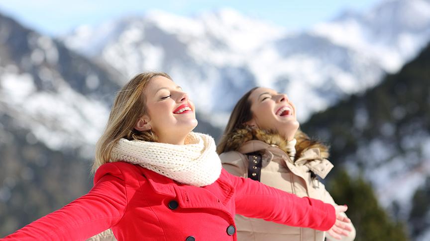 © Colourbox Zwei Frauen tanken Sonne in der Winterlandschaft.
