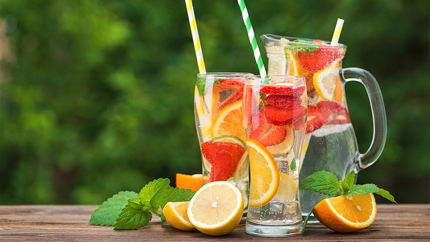 Sommerliche Limonade mit Obstscheiben als Deko