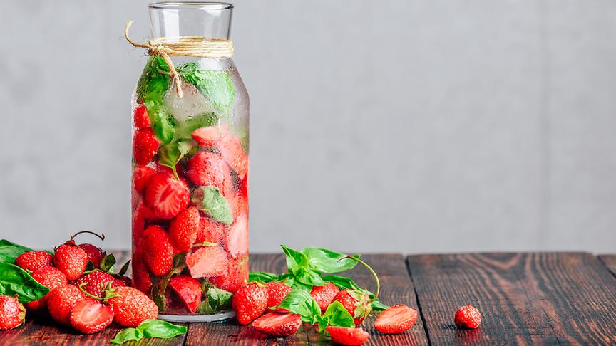 © Colourbox Detox-Wasserflasche mit frischen Erdbeeren und Basilikumblättern.