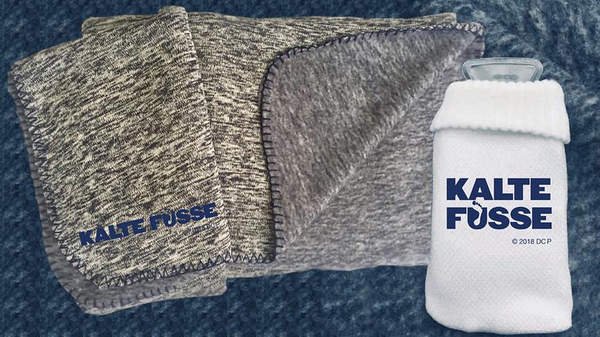 © © 2018 Sony Pictures Entertainment Deutschland GmbH / Claussen+Putz Film Filmpackage: Kuscheldecke und Wärmeflasche.