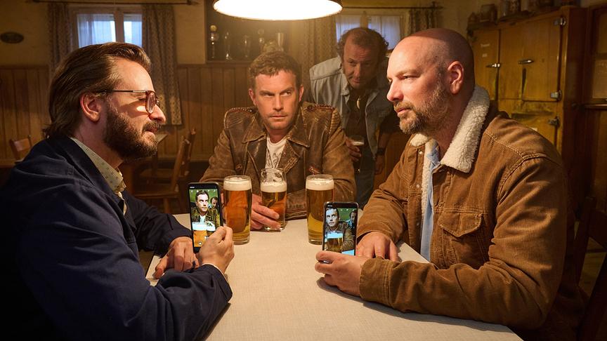 Im Bild: Daniel Christensen (Flötzinger), Sebastian Bezzel (Franz Eberhofer), Max Schmidt (Wirt Wolfinger), Stephan Zinner (Metzger Simmerl).