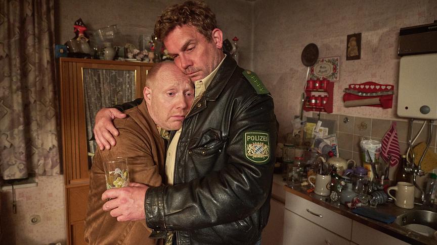 Im Bild: Simon Schwarz (Rudi Birkenberger), Sebastian Bezzel (Franz Eberhofer).