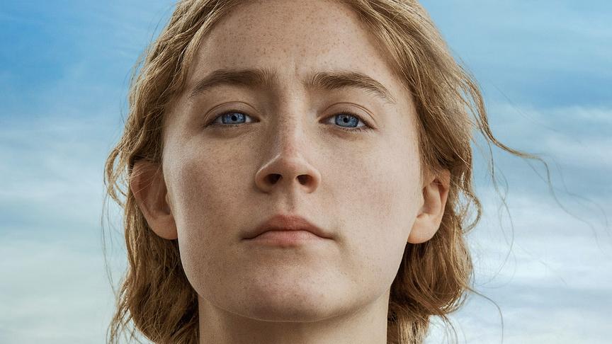 Ein Mädchen blickt eindringlich mit erhobenem Kinn direkt in die Kamera.