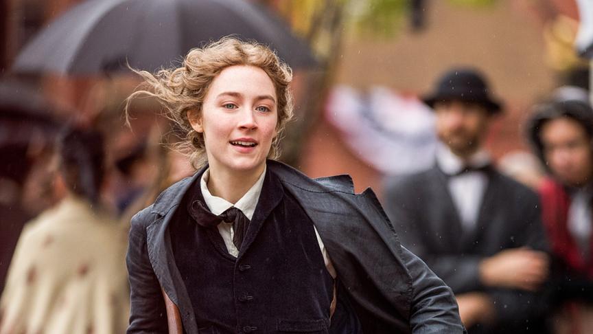 Ein Mädchen rennt mit wehenden Haaren durch eine Straße.