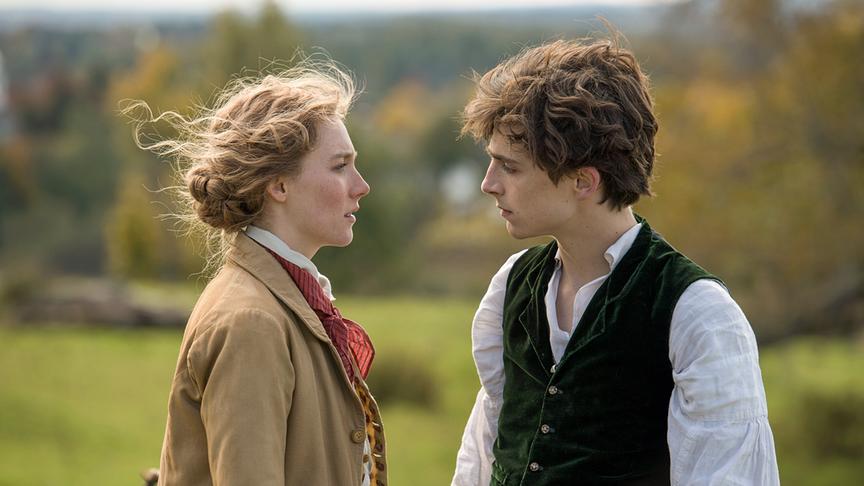 Ein Mädchen und ein Junge stehen sich gegenüber und sehen sich gegenseitig ernst an.