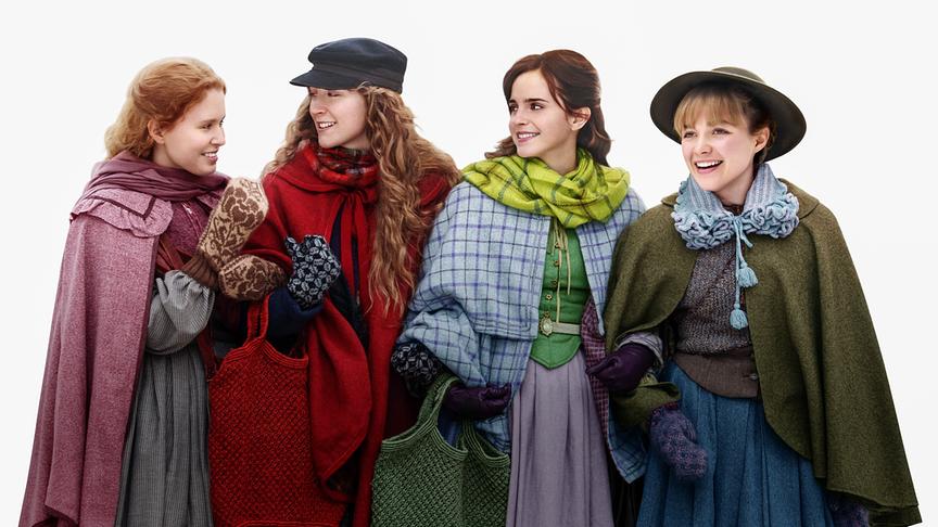 Vier buntgekleidete Mädchen dicht nebeneinander vor weißem Hintergrund