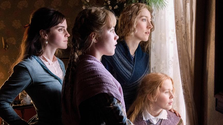 Vier Mädchen blicken neugierig aus dem Fenster.