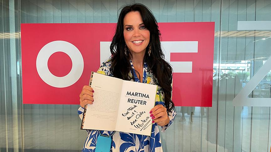 Martina Reuter hat ihr Buch "Meine Styling-Geheimnisse" (Verlag Ueberreuter) persönlich signiert.