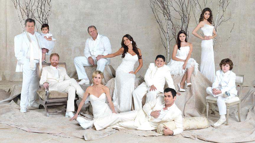 © ORF/20th Century Fox Im Bild (v.li.): Eric Stonestreet (Cameron Tucker), Jesse Tyler Ferguson (Mitchell Pritchett), Ed O'Neill (Jay Pritchett), Julie Bowen (Claire Dunphy), Sofía Vergara (Gloria Delgado), Rico Rodriguez (Manny Delgado), Ty Burrell (Phil Dunphy), Ariel Winter (Alex Dunphy), Sarah Hyland (Haley Dunphy), Nolan Gould (Luke Dunphy).