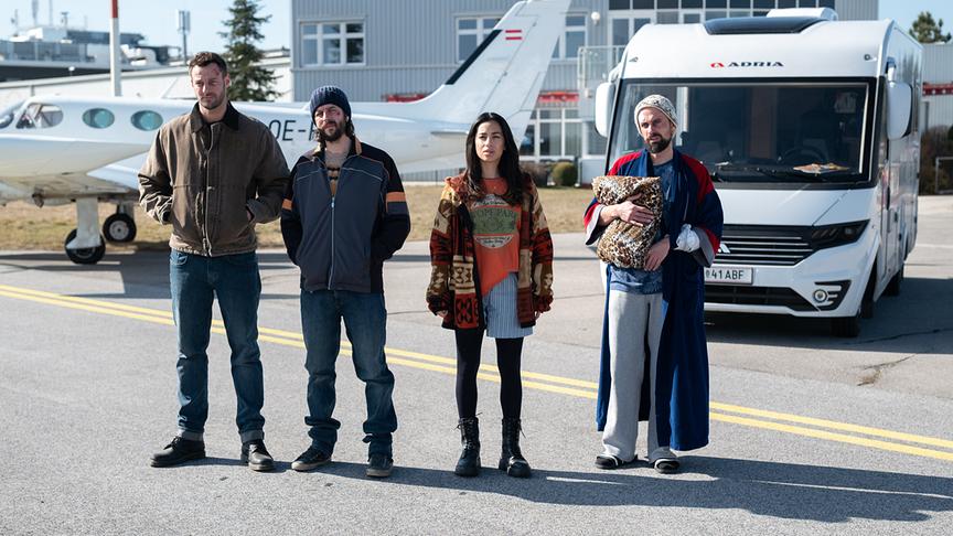 Im Bild: Paul Pizzera (Flo Kienzl), Otto Jaus (Eddi Kovac), Gizem Emre (Samira Leoni), Roman Blumenschein (Jan Miracek).