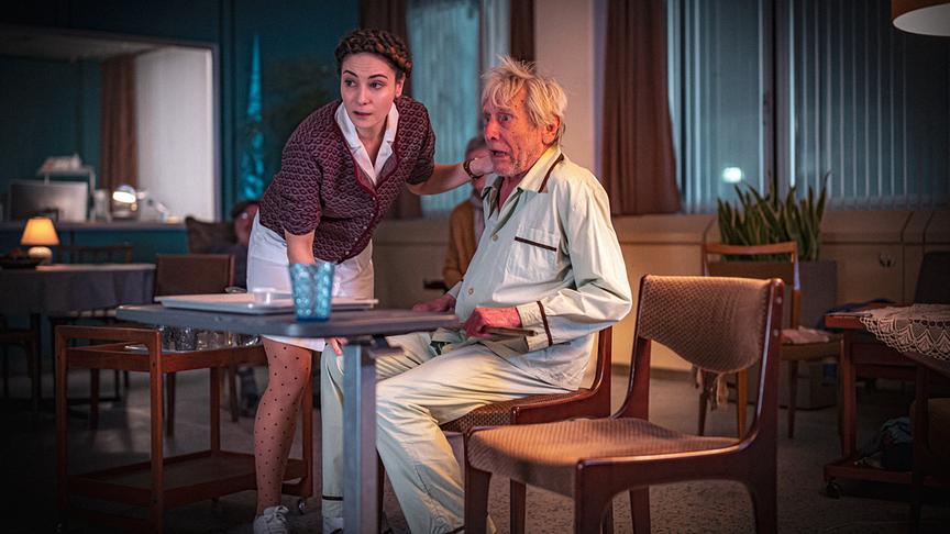 Im Bild: Jasmin Mairhofer (Schwester Magda), Florentin Groll (Tomasino Orth).