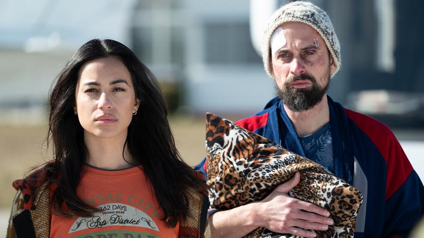 Im Bild: Gizem Emre (Samira Leoni), Roman Blumenschein (Jan Miracek).