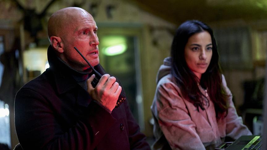 Im Bild: Im Bild: Benno Fürmann (Thilo Mannheim), Gizem Emre (Samira Leoni).