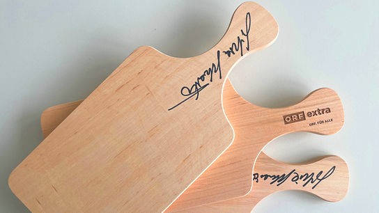 © ORF extra Schneidbretter aus Holz mit ORF extra-Logo und Unterschrift von Silvia Schneider