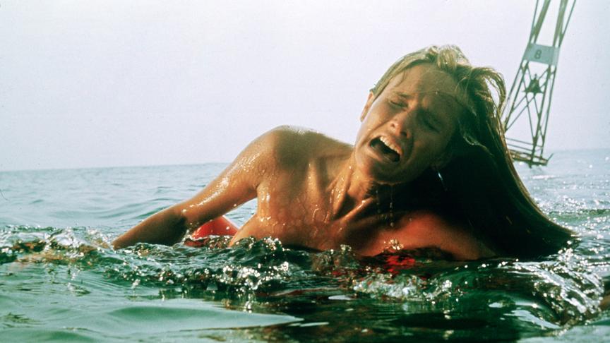 Verängstigte Frau im Wasser