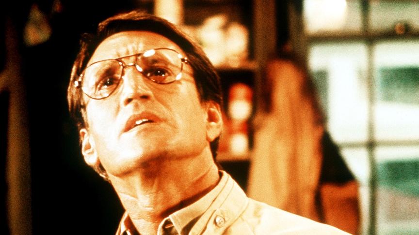 Mann mit Brille blickt nach oben