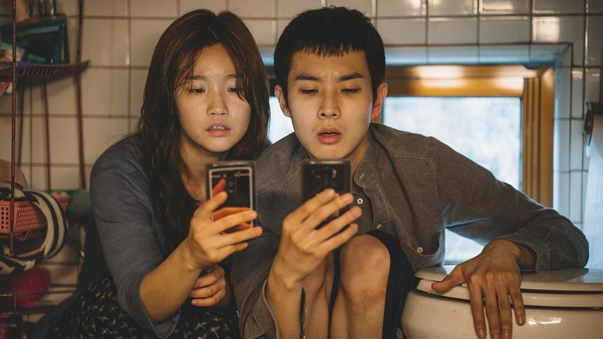 Im Bild: Für kostenloses Internet kriechen Ki-jung (Park So Dam) und ihr Bruder Ki-woo (Choi Woo Shik) in die entlegensten Ecken ihrer Behausung.