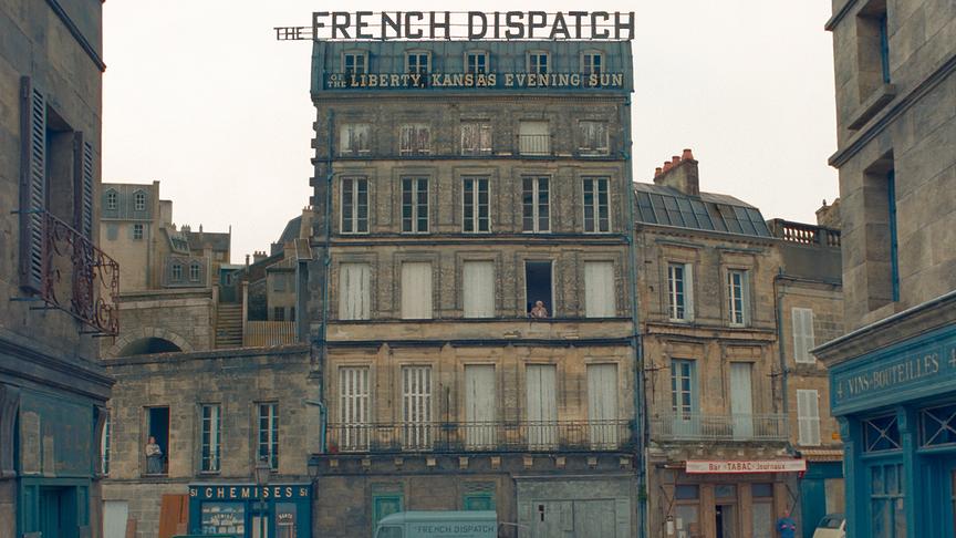 Ein Gebäude üben dem der Name "The French Dispatch" in Großbuchstaben angebracht ist.