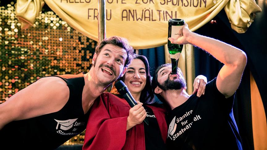 Im Bild: Paul Pizzera (Flo), Gizem Emre (Samira), Otto Jaus (Eddi).