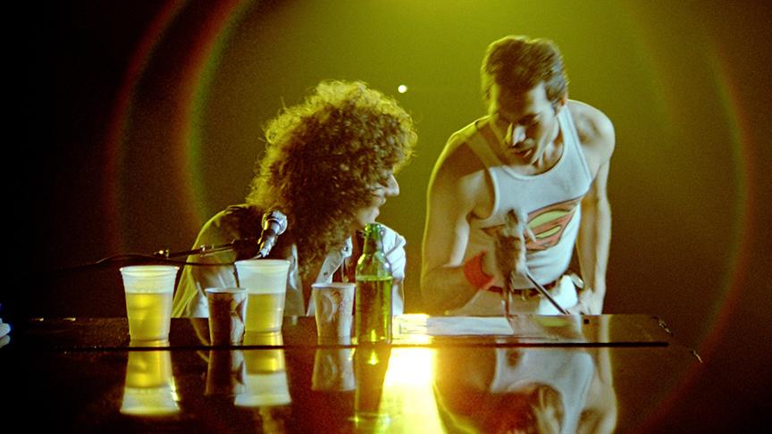 Freddy Mercury singend und Brian May am Piano.