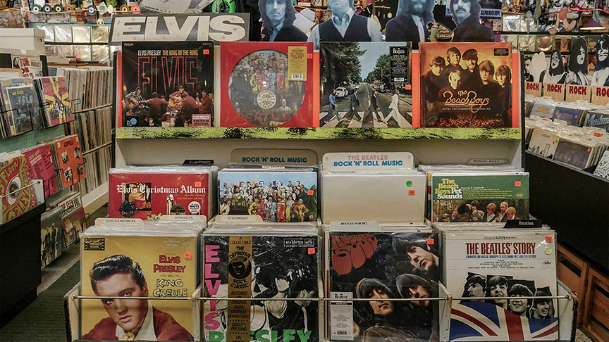 Schallplatten von Elvis und den Beatles in einem Musikladen.