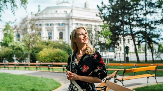 © ORF/Lura Media/Simeon Baker Silvia Schneider unterwegs in Wien.